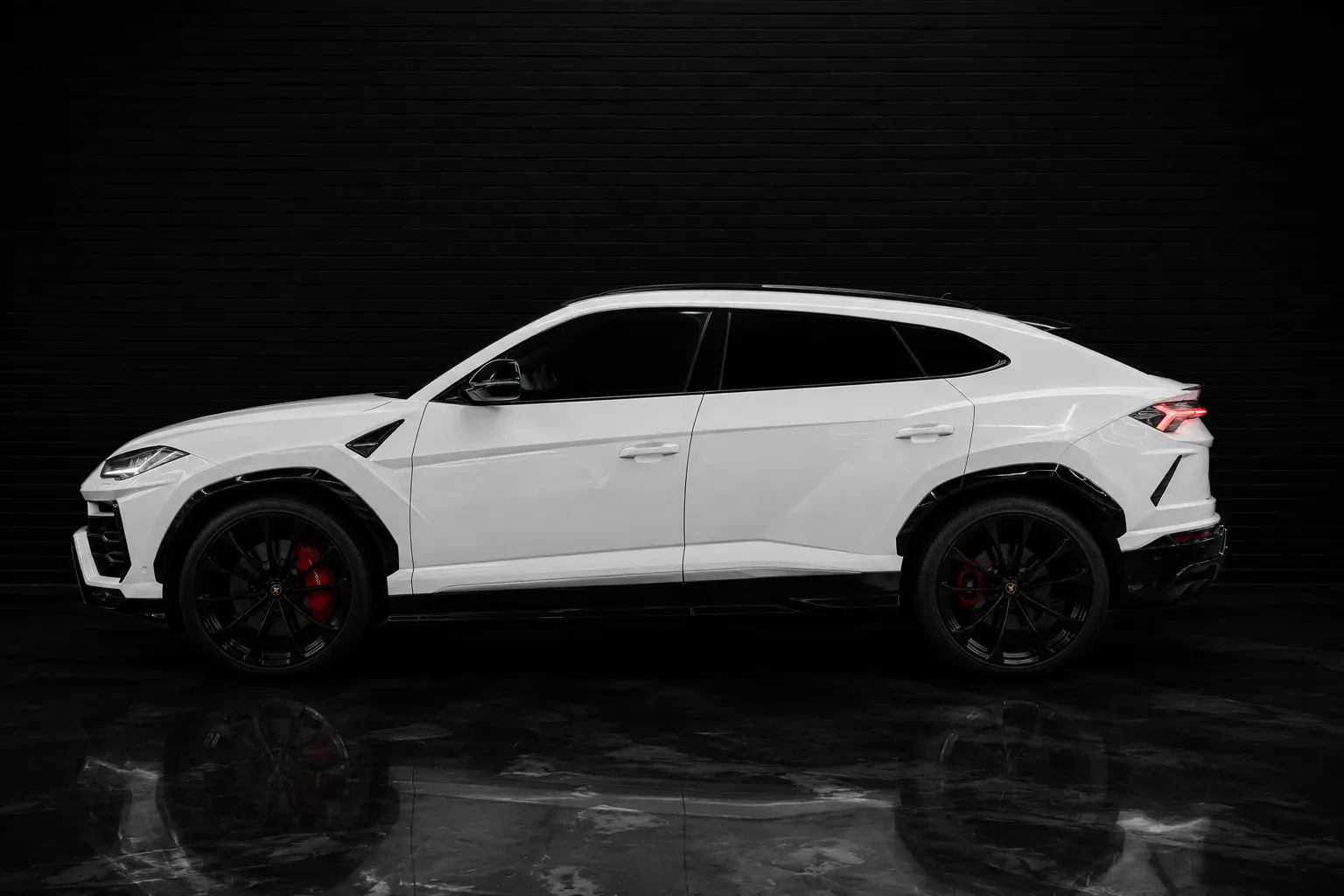 white-lamborghini-urus-chauffeur-service-sydney